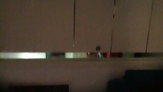 Tüüp teeb oma tüdruksõbrast armsa kuningliku ja siis kepsutab teda tagumikku.